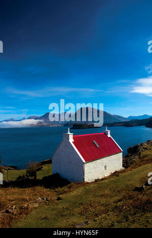 Rot gedeckten Hütte, Kenmore, Loch Torridon und die Berge Torridon, Ross & Cromarty, Northwest Highlands Stockfoto