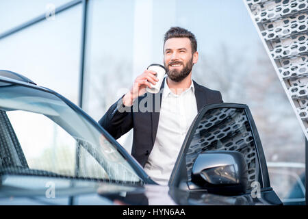 Unternehmer-Porträt in der Nähe des Auto Stockfoto