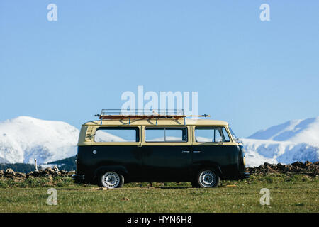 Volkswagen T2 in den katalanischen Pyrenäen, Spanien Stockfoto