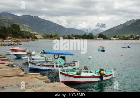 Kleine Fischerboote in der Bucht von Sagone Stockfoto