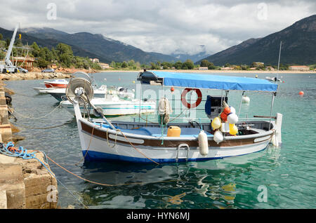 Kleine Fischerboote in der Bucht von Sagone Stockfoto