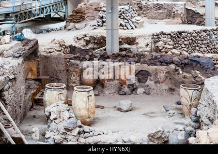 Santorin, Griechenland - 23. Juli 2015: Akrotiri ist eine archäologische Stätte aus der minoischen Bronzezeit auf der griechischen Insel Santorin (Thera). Stockfoto