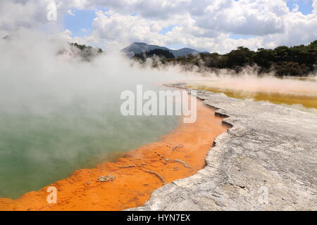 Champagne Pool an geothermischer Standort, Wai-O-Tapu Thermal Wonderland auf Nordinsel von Neuseeland Stockfoto