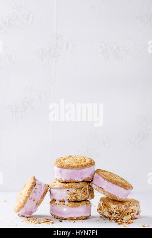 Eiscreme-Sandwichs in cookies Stockfoto