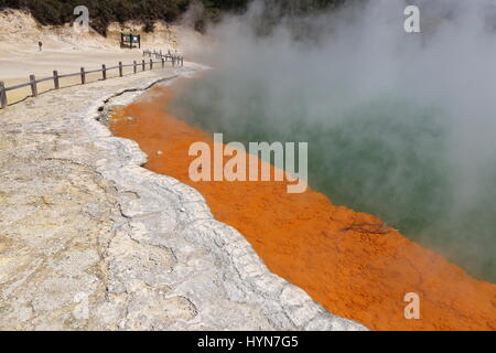 Champagne Pool an geothermischer Standort, Wai-O-Tapu Thermal Wonderland auf Nordinsel von Neuseeland Stockfoto