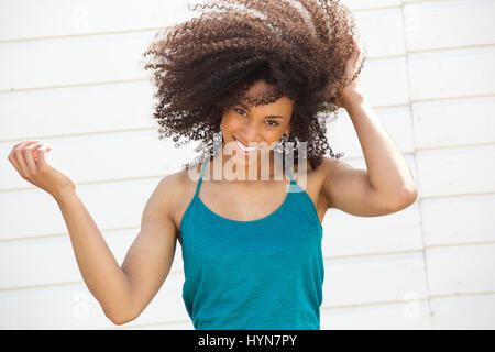 Porträt von schönen jungen afroamerikanischen Frau lächelnd im freien Stockfoto