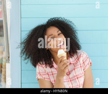 Porträt einer schönen jungen Frau im Sommer Eis außerhalb essen Nahaufnahme Stockfoto