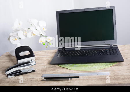 Home Office mit Blumen Stockfoto
