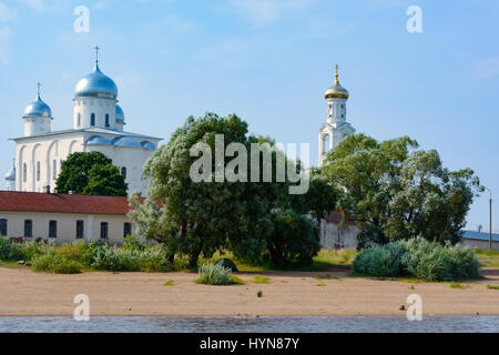 Weliki Nowgorod, Kloster St. George auf dem Fluss Wolchow Stockfoto