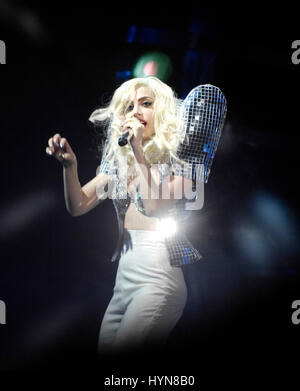 Aufnahme Künstler Lady Gaga führt auf der Bühne zur Unterstützung ihrer Monster Ball Tour im Nokia Theatre L.A. Live in Los Angeles, Kalifornien. Stockfoto