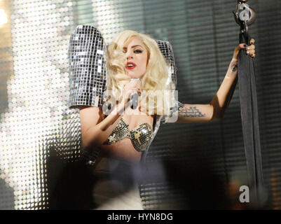 Aufnahme Künstler Lady Gaga führt auf der Bühne im Nokia Theatre L.A. Live in Los Angeles, Kalifornien. Stockfoto