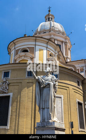 Statue von San Carlo und der Basilika in Rom, Italien Stockfoto