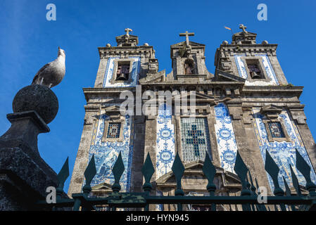 Möwe auf dem Zaun der Kirche des Heiligen Ildefonso von Toledo im Santo Ildefonso Zivilgemeinde von Porto, zweitgrößte Stadt in Portugal Stockfoto