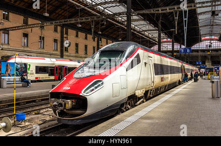 Basel, Schweiz - 8. Mai 2014: Neue Pendolino Hochgeschwindigkeits-Neigezug am Bahnhof Basel. Dieser Zug ist im Besitz von SBB CFF FFS - Eidgenössischen Stockfoto