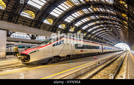 Mailand, Italien - 8. Mai 2014: Neue Pendolino Hochgeschwindigkeits-Neigezug am Bahnhof Milano Centrale. Dieser Zug ist im Besitz von SBB CFF FFS - Schweizer Fede Stockfoto