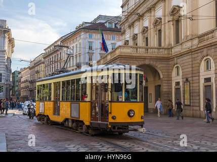 Alte Straßenbahn vorbei am Theater La Scala in Mailand Stockfoto