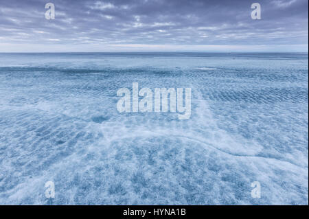 Eis-Struktur am zugefrorenen See Winnipeg im Winter, Manitoba, Kanada Stockfoto