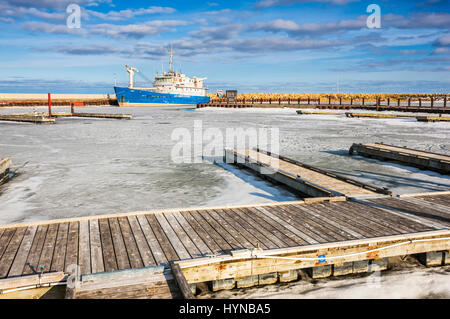 Sonnigen Tag in der Marina am zugefrorenen See Winnipeg, Gimli, Manitoba, Kanada Stockfoto