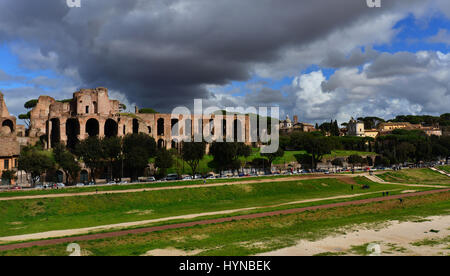 Ruinen des Circus Maximus und Palatin Hügel Kaiserpalast mit stürmischen Wolken, im historischen Zentrum von Rom Stockfoto