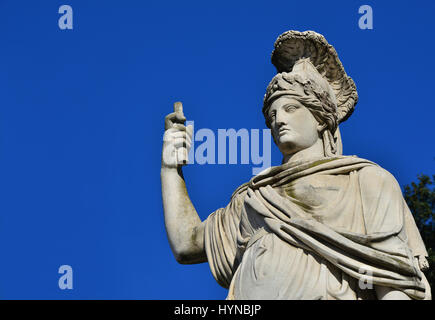 Minerva als Göttin Roma neoklassische alte Marmorstatue in Peoples Square in Rom (mit textfreiraum) Stockfoto