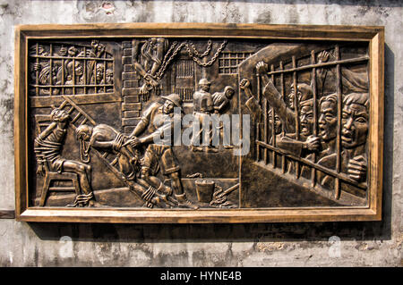 Plaque in Gefängnis Hoa Lo, Hanoi Hilton Depecting Franch Behandlung inhaftierter Vietnamesisch. Stockfoto