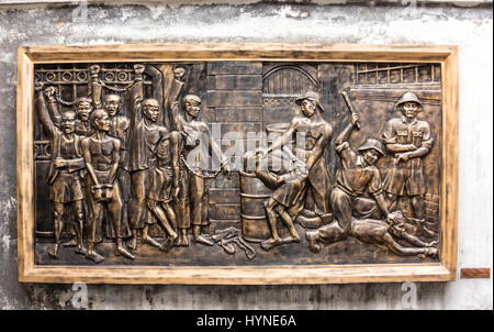 Plaque in Gefängnis Hoa Lo, Hanoi Hilton Depecting Franch Behandlung inhaftierter Vietnamesisch. Stockfoto