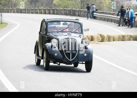 Triest, Italien - APRIL 3: Schöne Foto eines seltenen unbekannten alten Timer Auto Farbe rot Triest Opicina historische. 3. APRIL 2016. Triest Opicina Historiographie Stockfoto