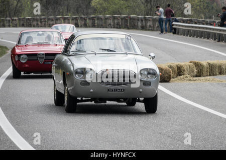 Triest, Italien - APRIL 3: Schöne Foto eines seltenen unbekannten alten Timer Auto Farbe rot Triest Opicina historische. 3. APRIL 2016. Triest Opicina Historiographie Stockfoto