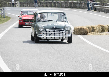 Triest, Italien - APRIL 3: Schöne Foto eines seltenen unbekannten alten Timer Auto Farbe rot Triest Opicina historische. 3. APRIL 2016. Triest Opicina Historiographie Stockfoto