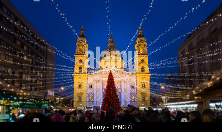 Weihnachtsmarkt in Saint Stephen Basilica Square, Budapest, Ungarn Stockfoto