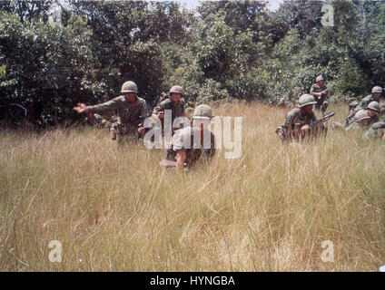 U.S. 14. Infanterie-Division zieht Vietcong Scharfschützen während auf einer Mission, Suche. Vietnam, 1965. Stockfoto