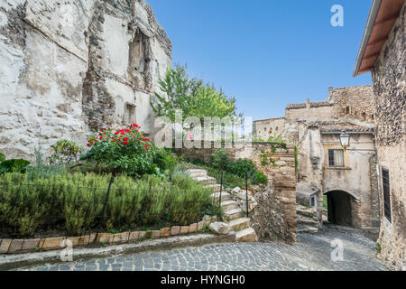 Landschaftliche Sehenswürdigkeit in Capestrano, altes Dorf in der Provinz l ' Aquila, Abruzzo, Italien Stockfoto