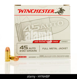 Winneconne, Wisconsin - 31. März 2017: Box Winchesterl Munition in.45 ACP auf einem isolierten Hintergrund. Stockfoto