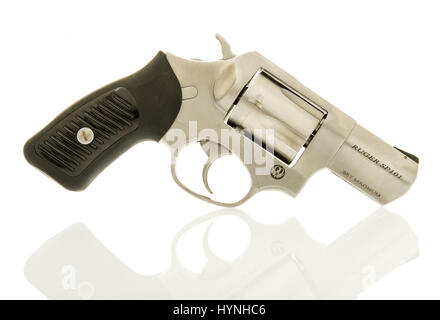 Winneconne, Wisconsin - 2. April 2017: A Ruger SP101 Revolver im Kaliber.357 Magnum auf einem isolierten Hintergrund. Stockfoto