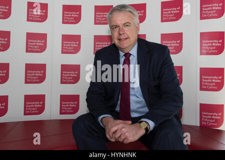 20. März 2017 Newport Campus der USW. Newport. VEREINIGTES KÖNIGREICH.  Carwyn Jones 46 erste Münster von Wales. Herr Jones sitzt hinter Banner USW er auf die neu kommt Stockfoto