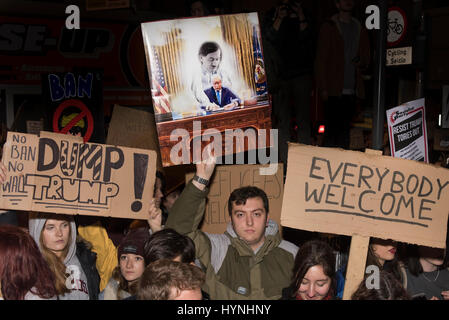 Cardiff, UK. 30. Januar 2017 stehen Anti Trump Demonstranten mit ihren Anzeichen auf eine Anti-Trump-Demonstartion in Cardiff. Der Protest wurde eingerichtet, durch die Stockfoto