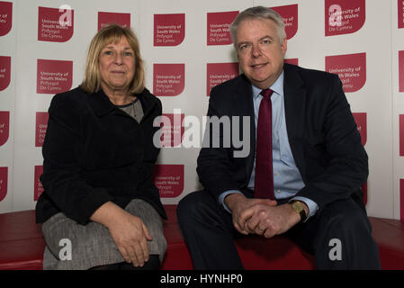 20. März 2017 Newport Campus der USW. Newport. VEREINIGTES KÖNIGREICH. Professor Julie Lydon OBE Vize-Kanzler der USW und Carwyn Jones 46 erste Münster von Wales. Mr. J Stockfoto