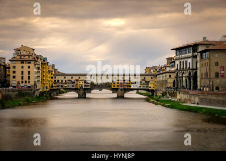 Florenz, Italien - ca. Mai 2015: Ponte Vecchio und Arno Fluss in Florenz, Italien. Stockfoto