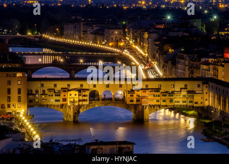 Florenz, Italien - ca. Mai 2015: Ponte Vecchio und Arno Fluss in Florenz, Italien. Stockfoto