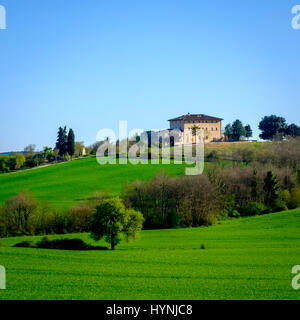 MONTERIGGIONI, Italien - ca. Mai 2015: Haus in den Hügeln in der Nähe von San Gimignano in der Toskana Stockfoto