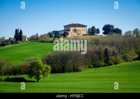 MONTERIGGIONI, Italien - ca. Mai 2015: Haus in den Hügeln in der Nähe von San Gimignano in der Toskana Stockfoto