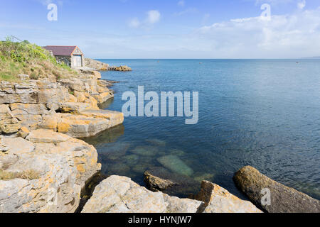 Felsenküste am Moelfre mit alten Rettungsstation, Anglesey North Wales Stockfoto