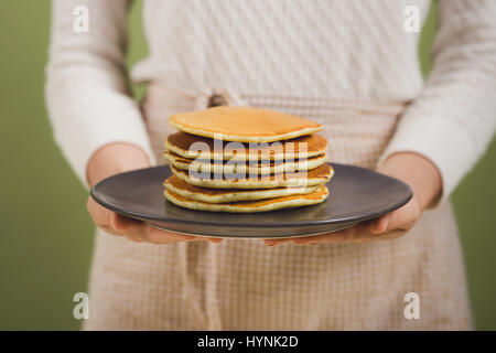 Haus Frau trägt Schürze machen. Schritte der Herstellung Kochen Kuchen. Stockfoto