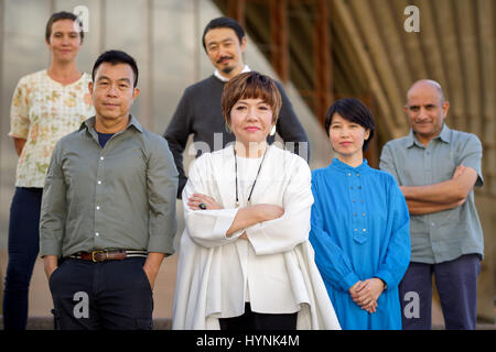 Sydney, Australien. 6. April 2017. (L-R) Künstlers Yasmin Smith, Wong Hoy Cheong, Koji Ryui, Director Mami Kataoka (C), Rika Noguchi und N.S. Harsha im Anschluss an die Enthüllung des ersten Künstler für die 21. Biennale of Sydney 45. Anniversray Ausstellung abgebildet. Bildnachweis: Hugh Peterswald/Pacific Press/Alamy Live-Nachrichten Stockfoto