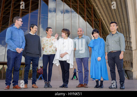 Sydney, Australien. 6. April 2017. (L-R) Künstler Brook Andrew, Koji Ryui, Yasmin Smith, Direktor Mami Kataoka und Künstlern N.S. Harsha, Rika Noguchi und Wong Hoy Cheong abgebildet nach der Enthüllung des ersten Künstler für die 21. Biennale of Sydney 45. Anniversray Ausstellung. Bildnachweis: Hugh Peterswald/Pacific Press/Alamy Live-Nachrichten Stockfoto