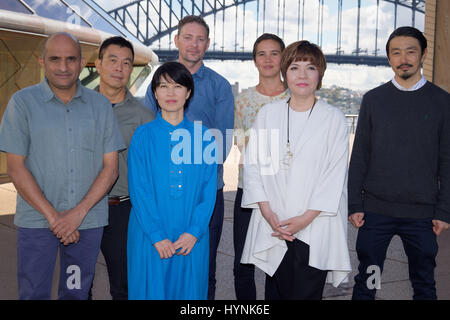 Sydney, Australien. 6. April 2017. (L-R) Künstler N.S. Harsha, Wong Hoy Cheong, Rika Noguchi, Brook Andrew, Yasmin Smith, künstlerischer Direktor Mami Kataoka und Koji Ryui und abgebildete nach der Enthüllung des ersten Künstler für die 21. Biennale of Sydney 45. Anniversray Ausstellung Credit: Hugh Peterswald/Pacific Press/Alamy Live News Stockfoto