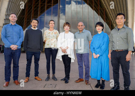 Sydney, Australien. 6. April 2017. (L-R) Künstler Brook Andrew, Koji Ryui, Yasmin Smith, Direktor Mami Kataoka und Künstlern N.S. Harsha, Rika Noguchi und Wong Hoy Cheong abgebildet nach der Enthüllung des ersten Künstler für die 21. Biennale of Sydney 45. Anniversray Ausstellung. Bildnachweis: Hugh Peterswald/Pacific Press/Alamy Live-Nachrichten Stockfoto