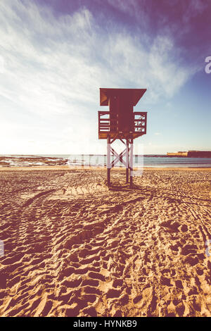 Rettungsschwimmer Baywatch-Turm auf dem sandigen Strand, gefilterte Effekt Stockfoto