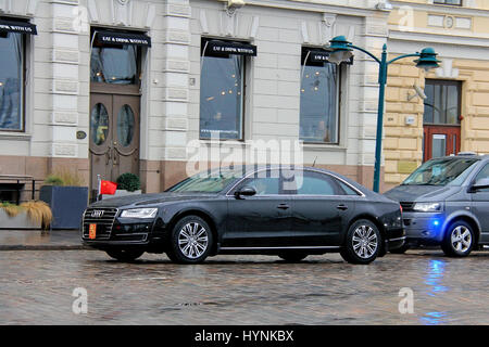 HELSINKI, Finnland - 5. April 2017: Der Präsident der China Xi Jinping und seine Delegation unterwegs mit Audi A8 in der Nähe von Market Square, Helsinki im Regen Stockfoto