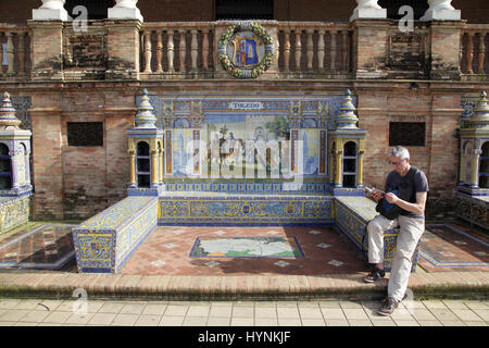Keramische Azulejos gefliest provincial Bank oder Alkoven von Toledo auf der Plaza de España in Parque de Maria Luisa Sevilla Sevilla Spanien Stockfoto